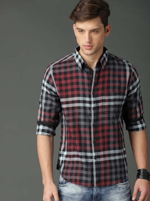 

Roadster Men Maroon & Black Regular Fit Checked Casual Shirt