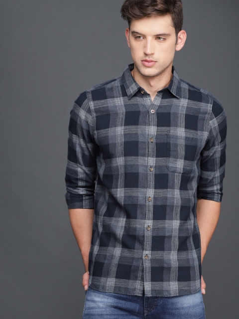 

WROGN Men Navy Blue & White Smart Regular Fit Checked Casual Shirt