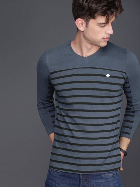 

WROGN Men Blue Striped V-Neck T-shirt