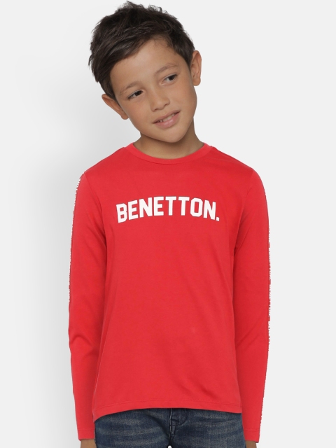 

United Colors of Benetton Boys Red Solid Round Neck T-shirt with Printed Detail