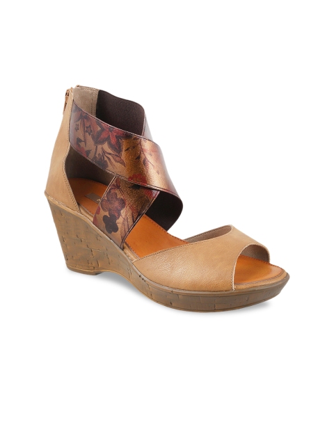 

Metro Women Beige Printed Sandals