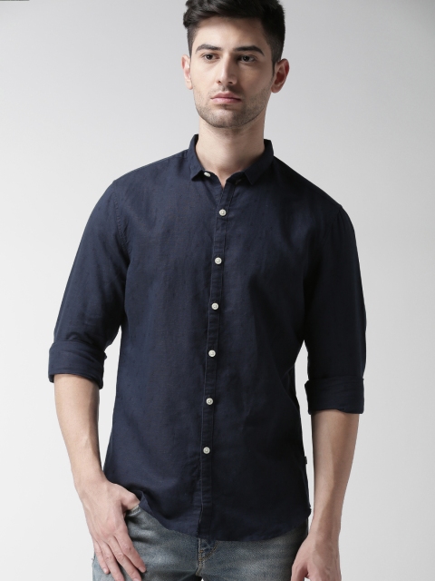 

Levis Men Navy Blue Trim Slim Fit Solid Casual Shirt