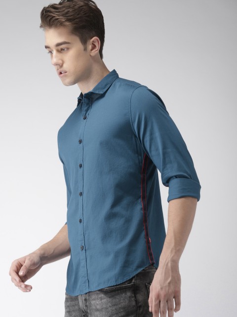 

Levis Men Blue Trim Slim Fit Solid Casual Shirt