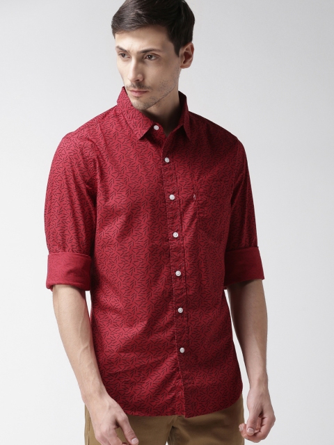 

Levis Men Red Trim Slim Fit Printed Casual Shirt