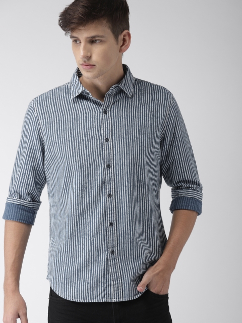 

Levis Men Blue Slim Fit Striped Casual Shirt