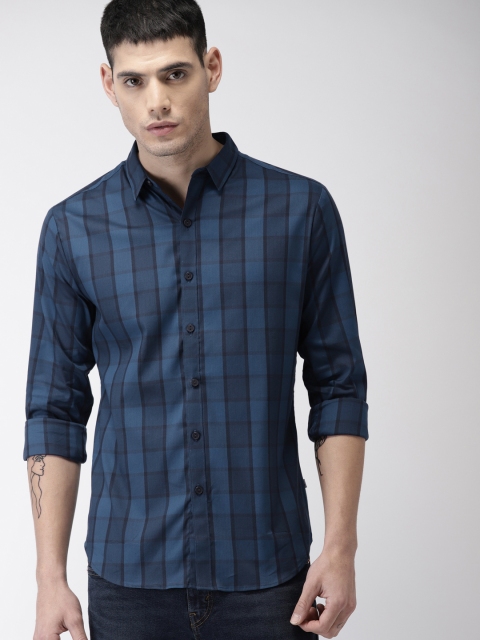

Levis Men Blue Trim Slim Fit Checked Casual Shirt