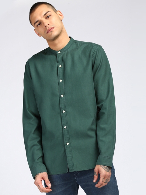 

Levis Men Green Trim Slim Fit Solid Casual Shirt
