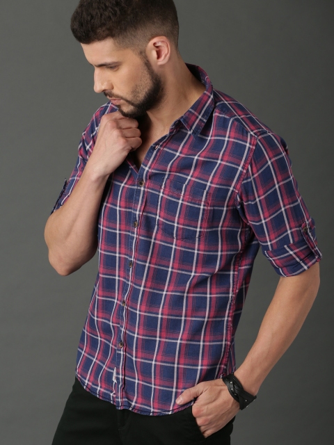 

Roadster Men Navy Blue & Pink Regular Fit Checked Casual Shirt