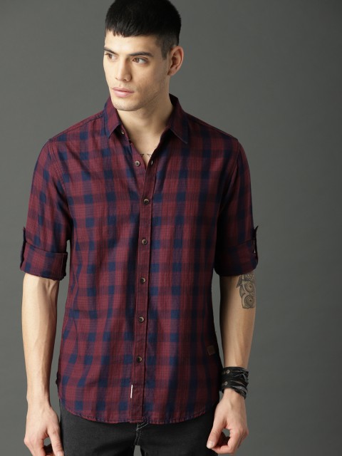 

Roadster Men Red & Navy Regular Fit Checked Casual Shirt