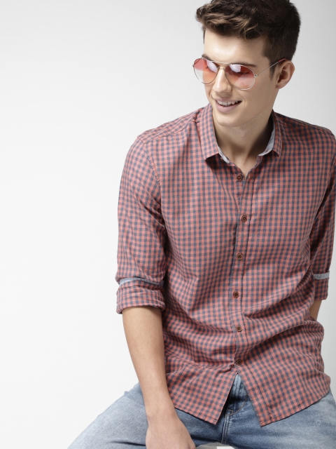 

Mast & Harbour Men Pink & Navy Blue Slim Fit Checked Casual Shirt
