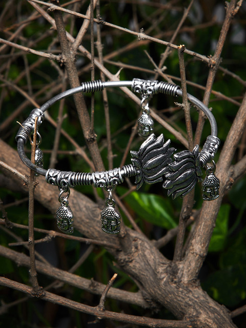 

ZeroKaata Silver-Toned Silver-Plated Handcrafted Cuff Bracelet