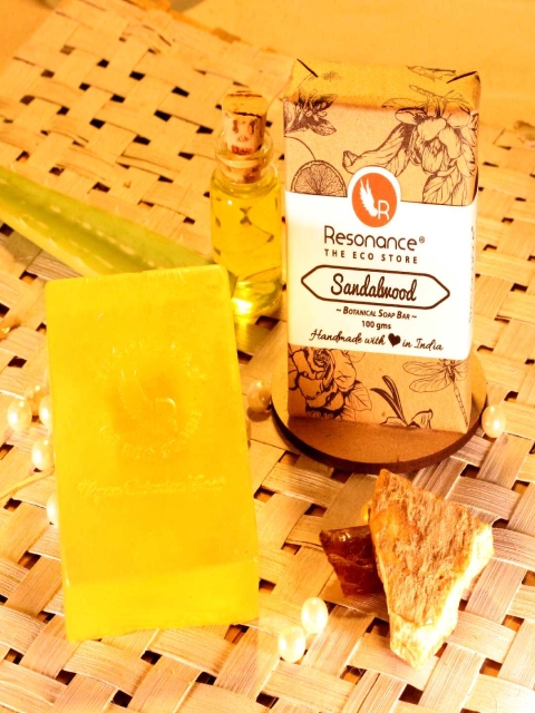 

Resonance Sandalwood Vegan Botanical Soap with Aloe Extracts 100 g, Yellow