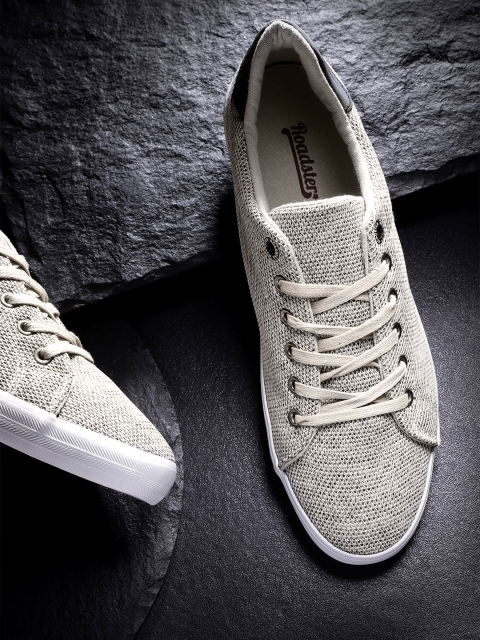 

Roadster Men Olive Green Woven Design Sneakers, Brown