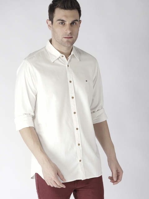 

Tommy Hilfiger Men Off-White Regular Fit Solid Casual Shirt