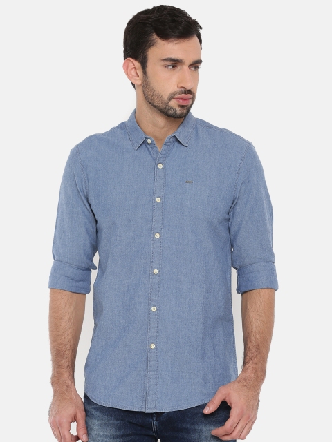 

Lee Men Blue Solid Chambray Slim Fit Casual Shirt