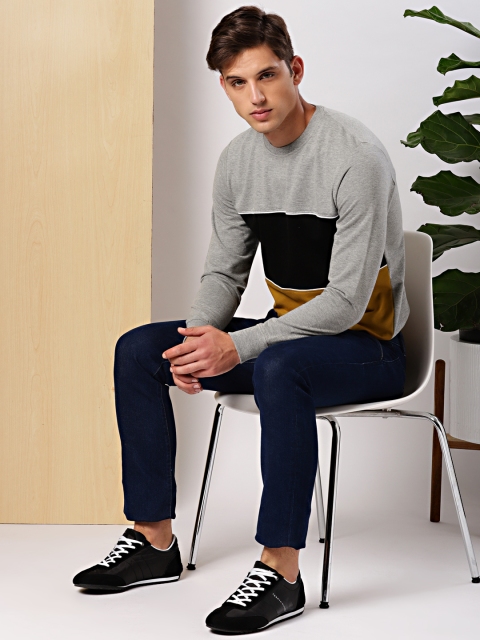 

INVICTUS Men Grey & Black Colourblocked Sweatshirt