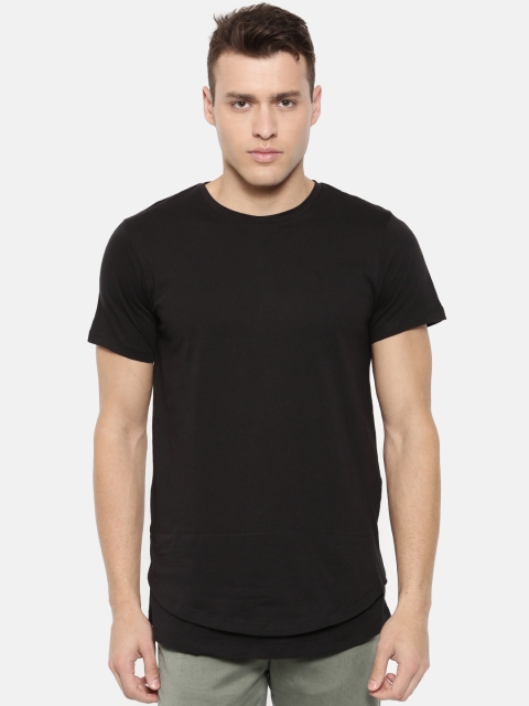

SKULT by Shahid Kapoor Men Black Solid Round Neck T-shirt