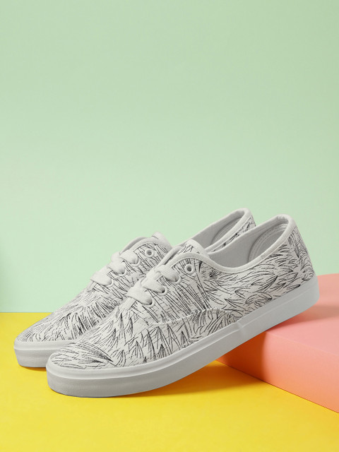 

Kook N Keech Men Off-White & Black Sneakers
