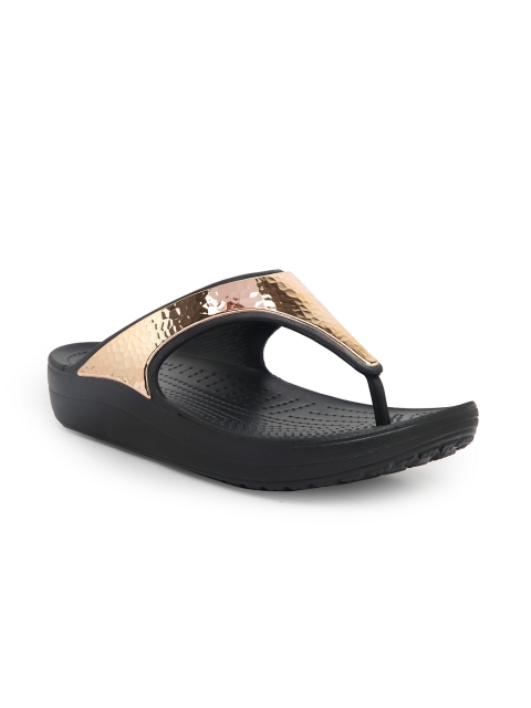 

Crocs Women Gold-Toned Solid T-Strap Flats