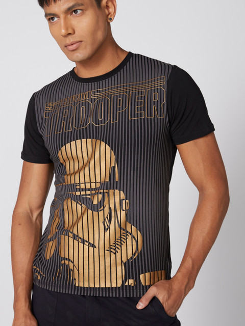

Splash Men Black Striped Round Neck T-shirt