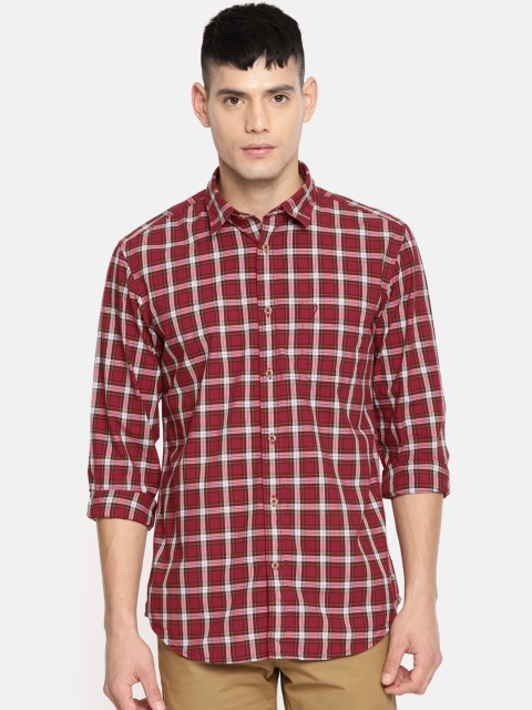 

Indian Terrain Men Red & White Slim Fit Checked Casual Shirt