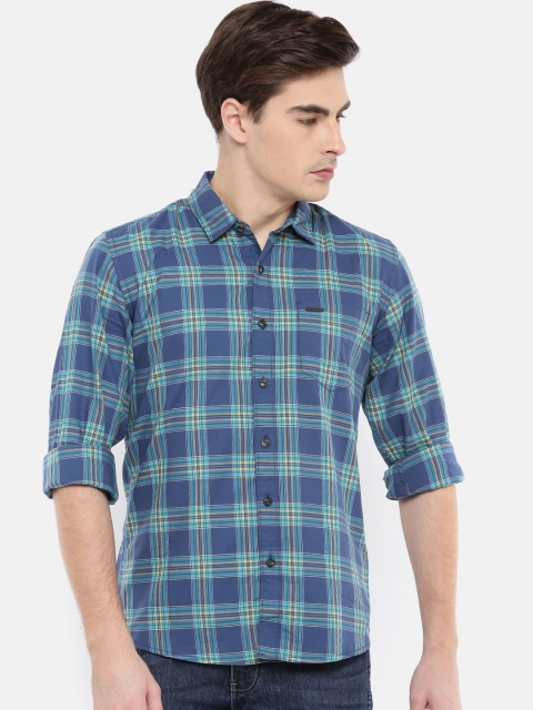 

Wrangler Men Blue & Green Regular Fit Checked Casual Shirt