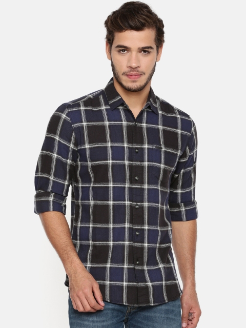 

Wrangler Men Black & Blue Slim Fit Checked Casual Shirt