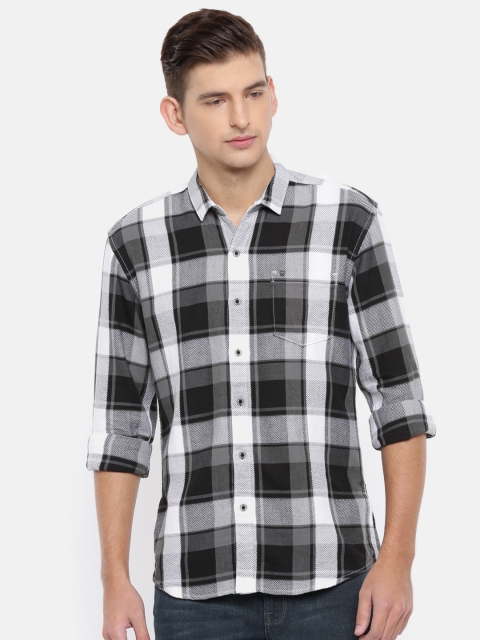 

Wrangler Men Black & White Slim Fit Checked Casual Shirt