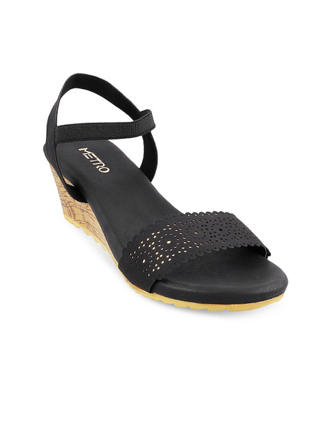 

Metro Women Black Solid Sandals