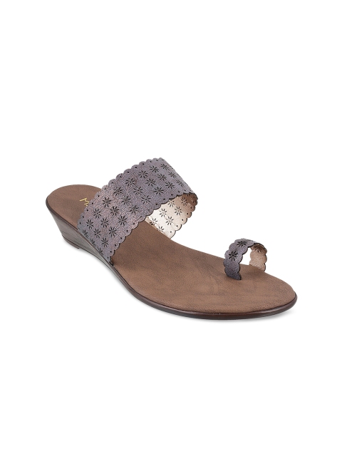 

Metro Women Grey Solid Sandals