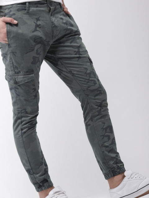 

Mast & Harbour Men Grey Regular Fit Printed Cargos
