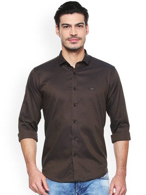 

V Dot Men Brown & Black Slim Fit Checked Casual Shirt