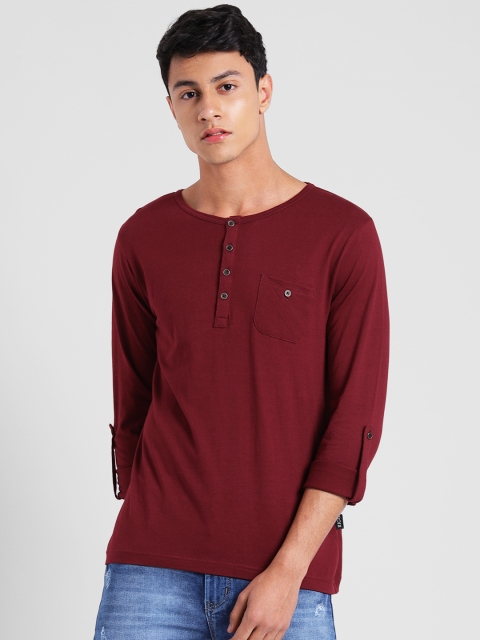 

Rigo Men Maroon Solid Henley Neck T-shirt