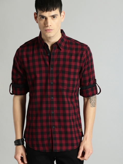 

Roadster Men Maroon & Black Regular Fit Checked Casual Shirt