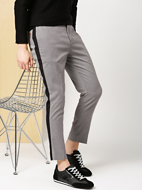 

INVICTUS Men Grey & White Slim Fit Self Design Smart Casual Trousers