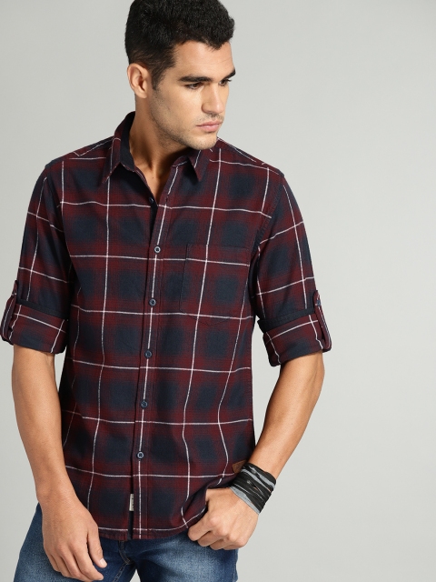 

Roadster Men Red & Navy Blue Regular Fit Checked Casual Shirt
