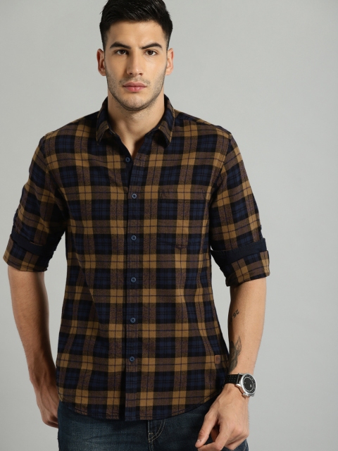 

Roadster Men Khaki & Blue Regular Fit Checked Casual Shirt