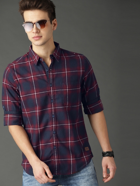 

Roadster Men Navy Blue & Maroon Regular Fit Checked Casual Shirt