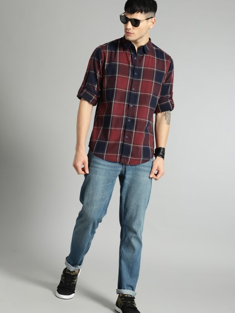 

Roadster Men Maroon & Navy Blue Regular Fit Checked Casual Shirt