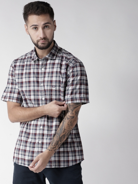 

Arrow Sport Men White & Maroon Regular Fit Checked Casual Shirt