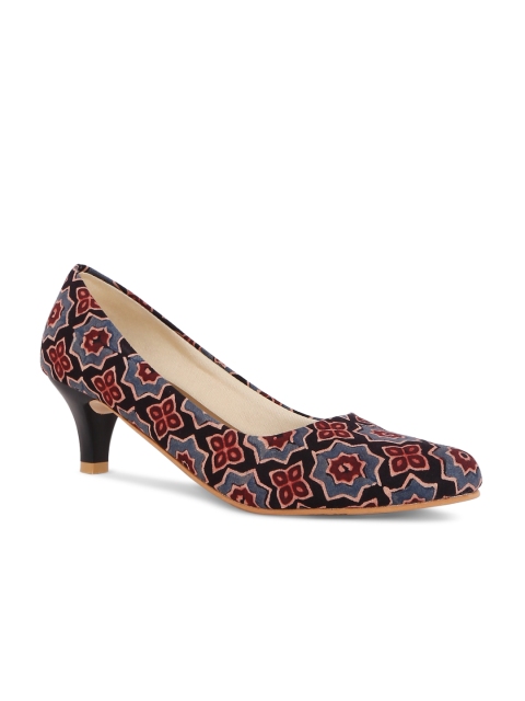 

Kanvas Women Black & Brown Printed Pumps
