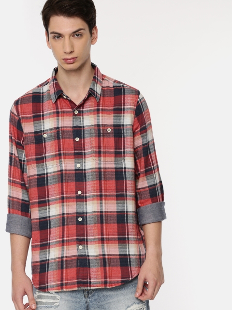 

AMERICAN EAGLE OUTFITTERS Men Red & Navy Blue Regular Fit Checked Casual Shirt