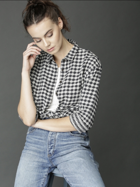

Roadster Women Black & White Regular Fit Checked Casual Shirt