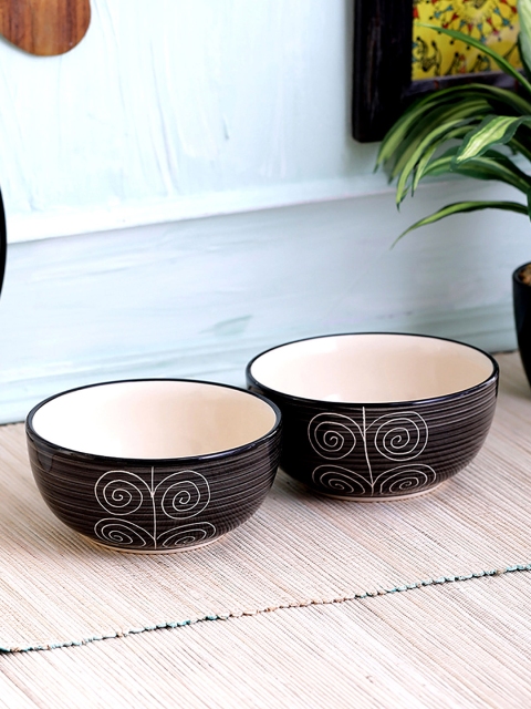 

VarEesha Black & White Set of 2 Hand-Painted Ceramic Mixing and Serving Bowls