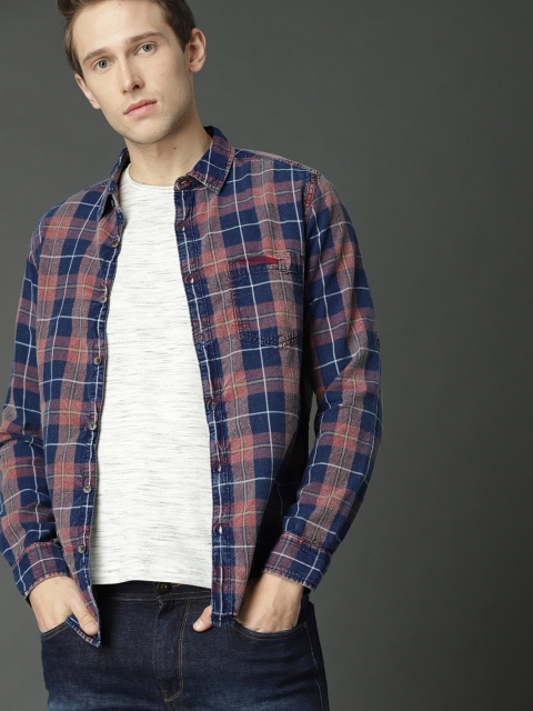 

Roadster Men Navy Blue & Pink Regular Fit Checked Casual Shirt