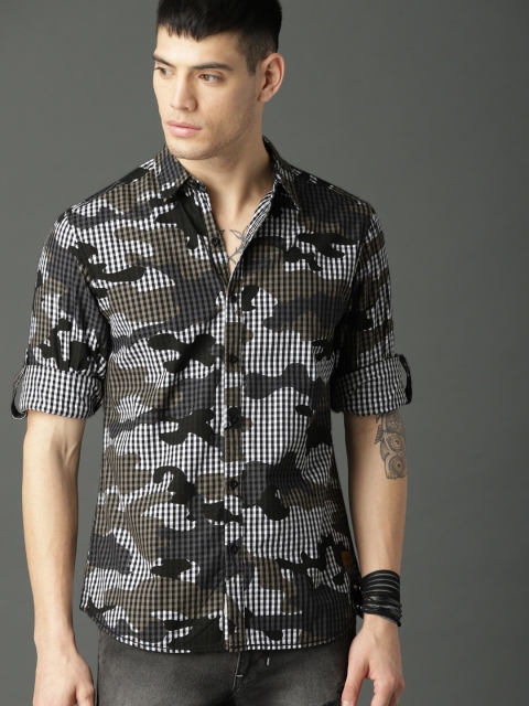

Roadster Men White & Black Regular Fit Checked Casual Shirt