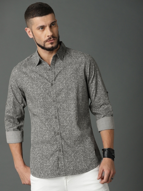 

Roadster Fast and Furious Men Grey & Black Regular Fit Checked Casual Shirt