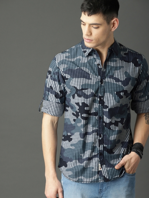 

Roadster Fast and Furious Men White & Navy Blue Regular Fit Checked Casual Shirt