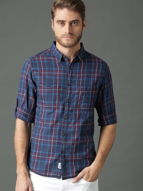 

Roadster Men Navy Blue & Maroon Regular Fit Checked Casual Shirt