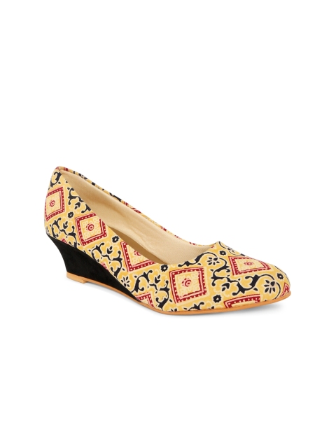 

Kanvas Women Yellow Printed Heels
